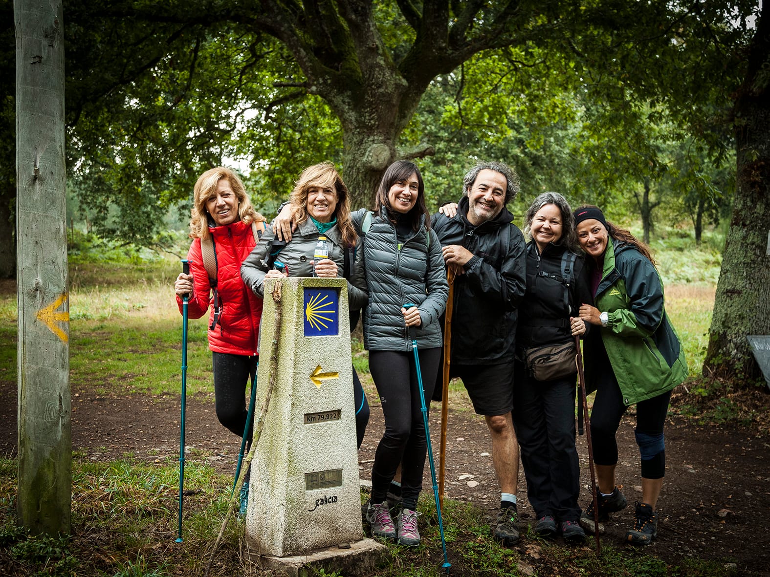 grupo de seis personas haciendo el camino de santiago