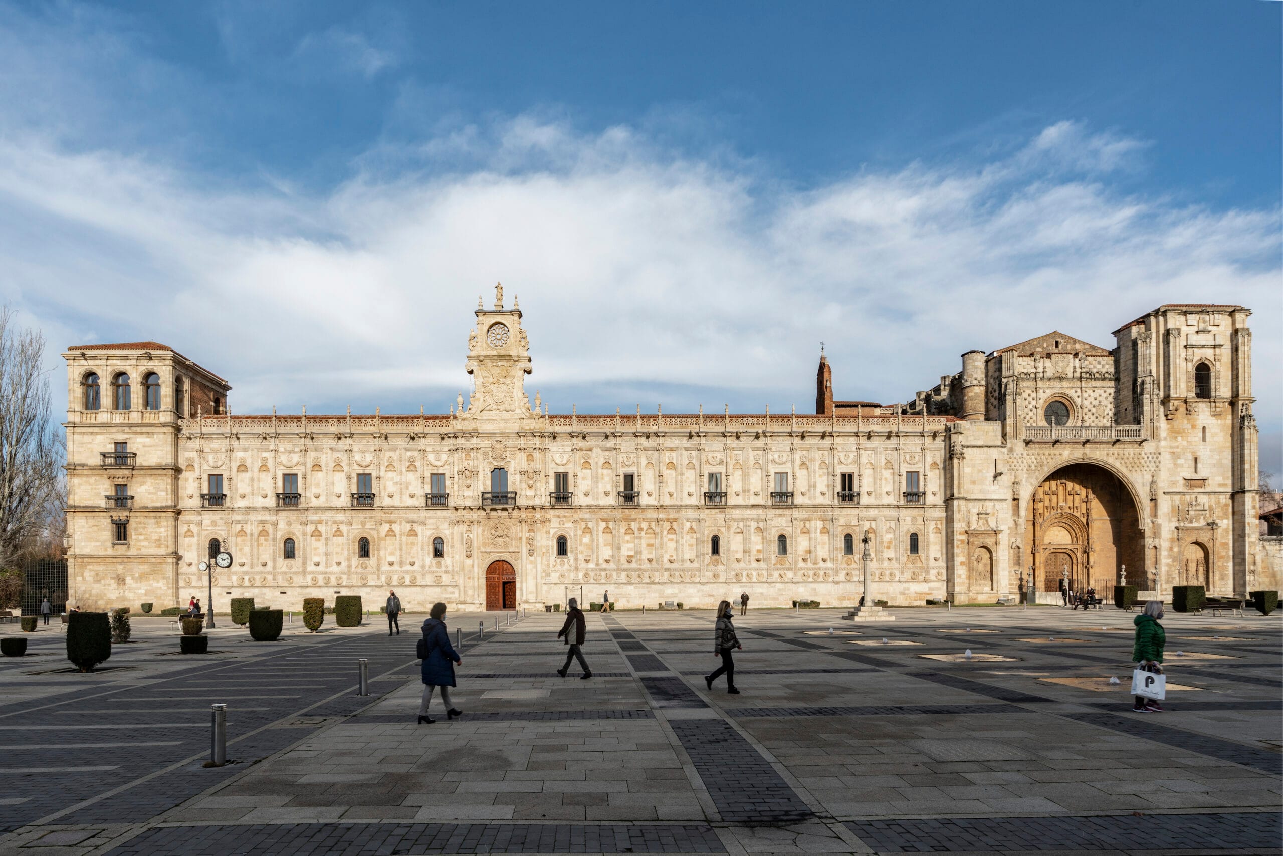 parador de leon 130 exterior
